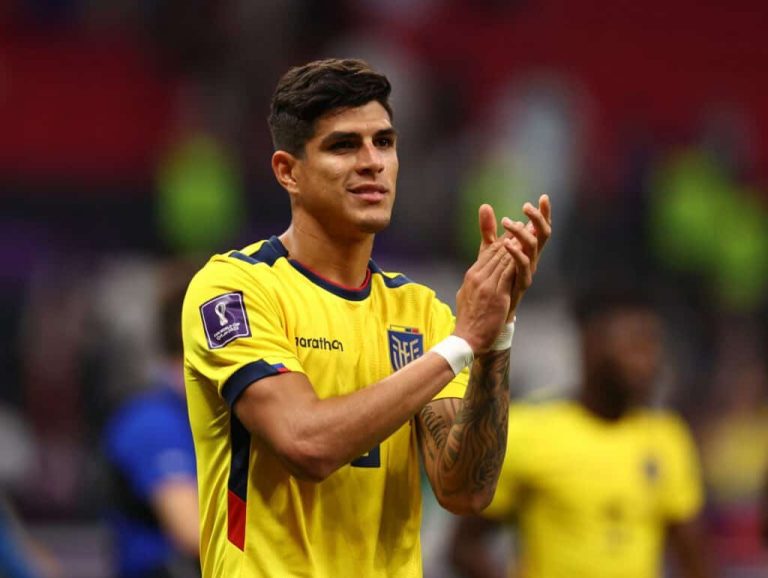 Piero Hincapié es seguido por el AC Milan