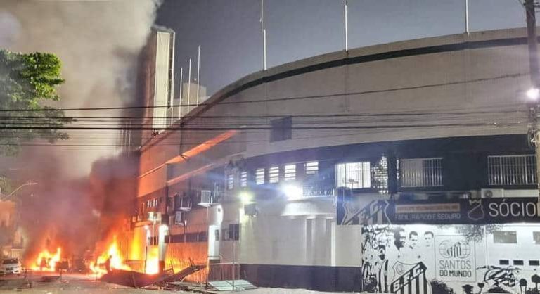 (VIDEO) CAOS TOTAL en Vila Belmiro tras el descenso de Santos