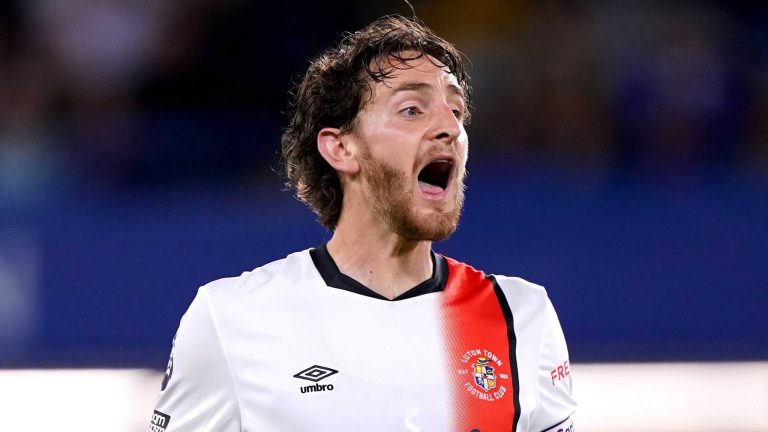 El capitán del Luton Town que sufrió un paro cardíaco, deja el hospital y comienza rehabilitación