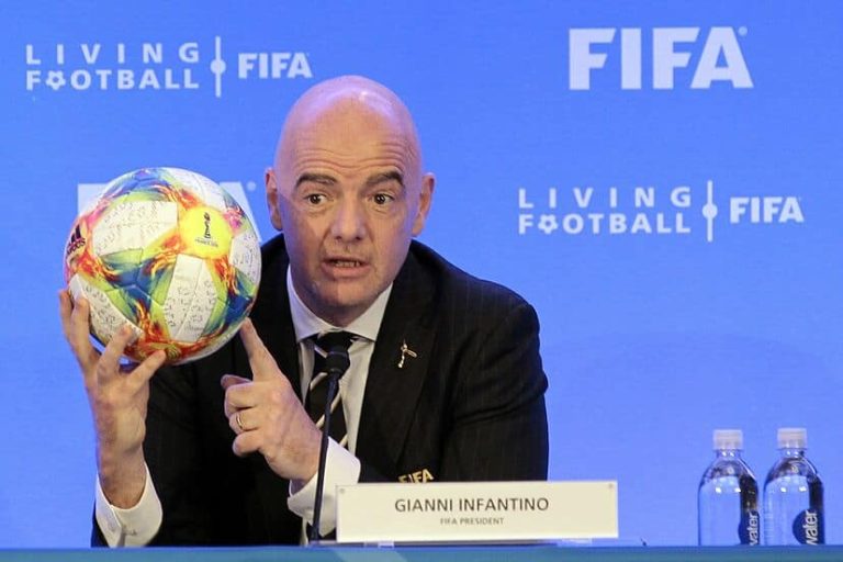 Nueva propuesta de la FIFA: Derrota automática por insultos racistas