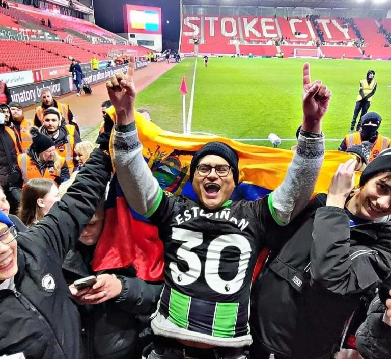 ¡GRAN DETALLE! Estupiñán le regaló su camiseta a un ecuatoriano hincha del Brighton