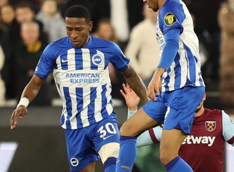 JUGÓ TODO EL PARTIDO: Pervis Estupiñán volvió a ser titular en el Brighton