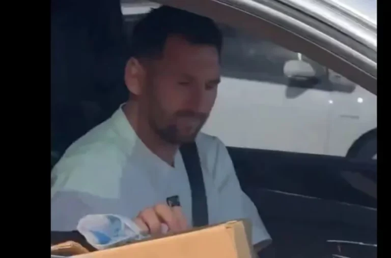 (VIDEO) Le pitaron a Messi para que se apure mientras firmaba una camiseta en un semáforo