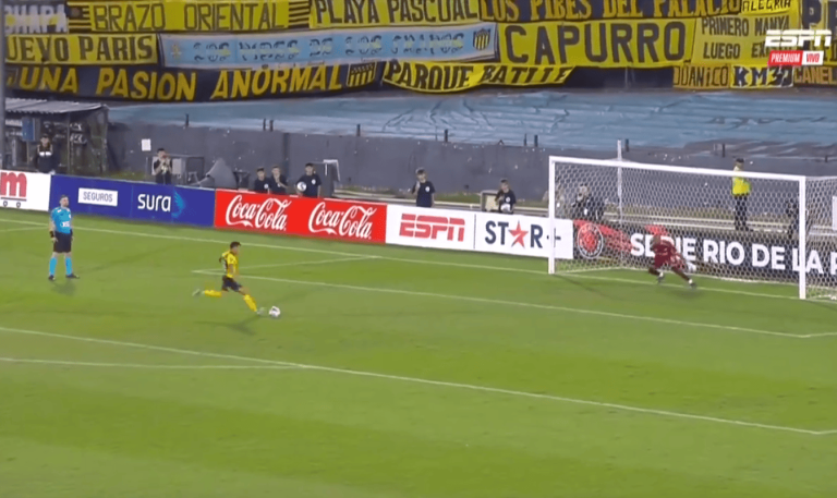 (VIDEO) Byron Castillo falló un penal en el clásico entre Peñarol y Nacional