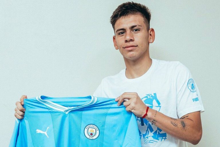 Claudio Echeverri ficha por el Manchester City