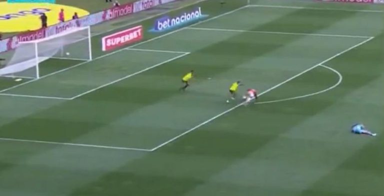 (VIDEO) ¡De no creer! Lo que falló Enner después que el arquero quedó en el suelo