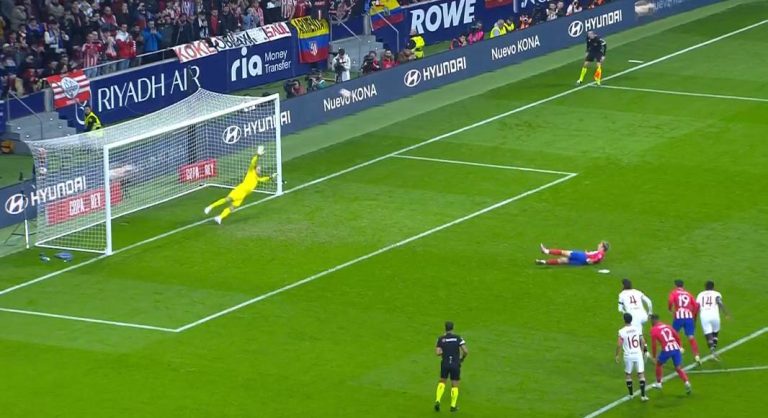 (VIDEO) ¡DE NO CREER! Griezmann se resbaló y el penal se fue a las nubes