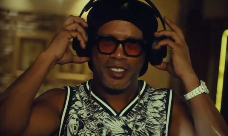 (VIDEO) Ronaldinho es protagonista de una ‘promo’ de una canción urbana