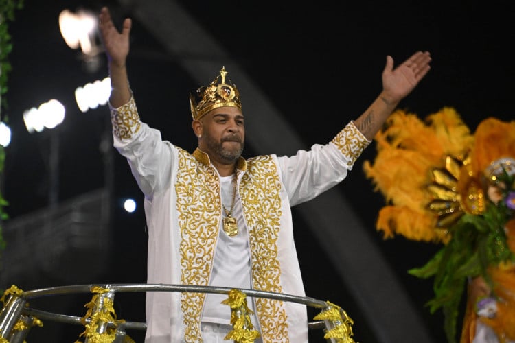 (VIDEO) EL ‘EMPERADOR’ DEL CARNAVAL: Adriano disfrutando en una carroza