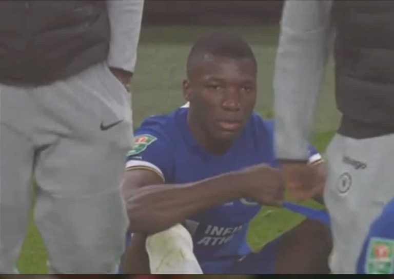 (VIDEO) Tristes imágenes: La reacción de Moisés Caicedo luego de perder la final de la Carabao Cup