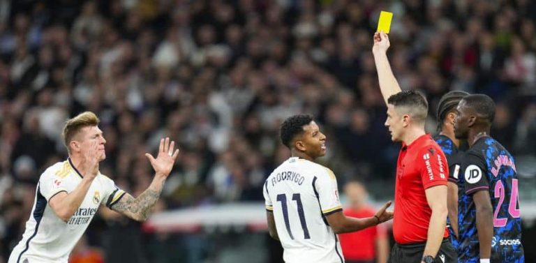 ¡Insólito! El arbitro se lesiona en el Bernabéu y no puede seguir