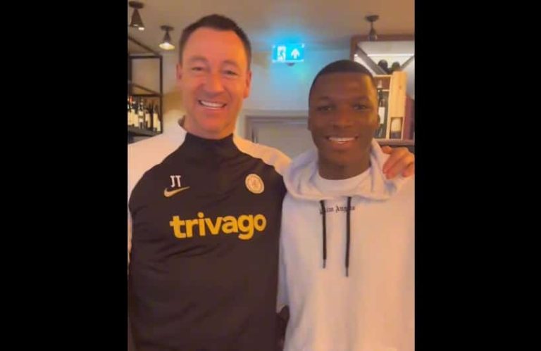(VIDEO) Moisés Caicedo junto a John Terry en Inglaterra