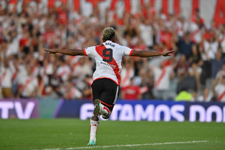 (VIDEO) River Plate aplastó 5-0 a Vélez de Gustavo Quinteros