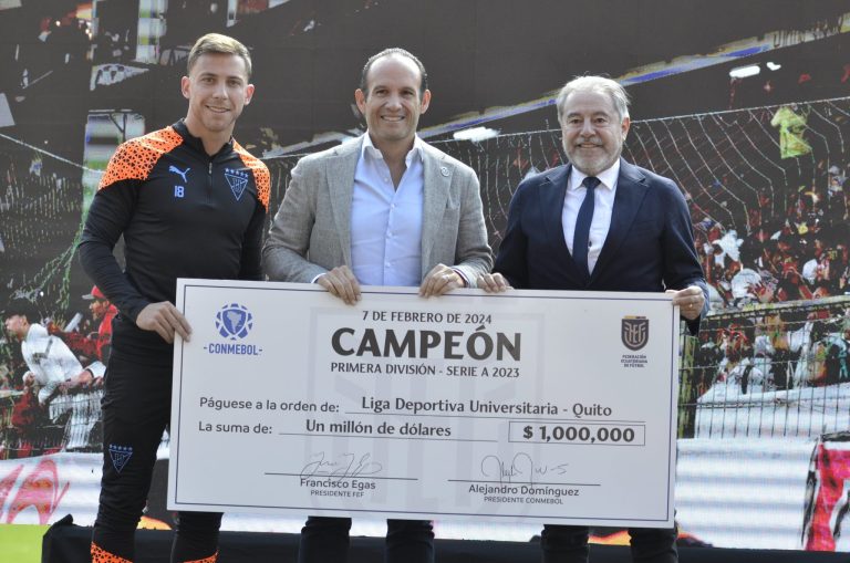 Noticia Banco Guayaquil: FEF entregó el cheque de $1’000.000 al campeón LDU