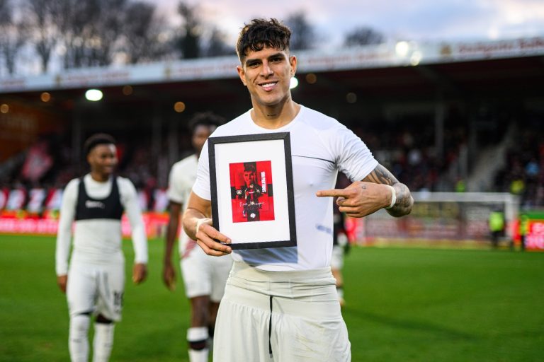 Piero Hincapié fue homenajeado por llegar a los 100 partidos con el Bayer Leverkusen