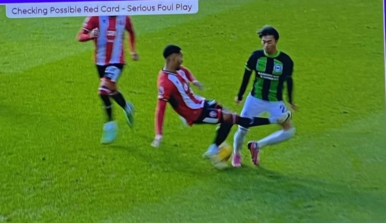 (VIDEO) La terrible patada de Holgate a Mitoma en la Premier