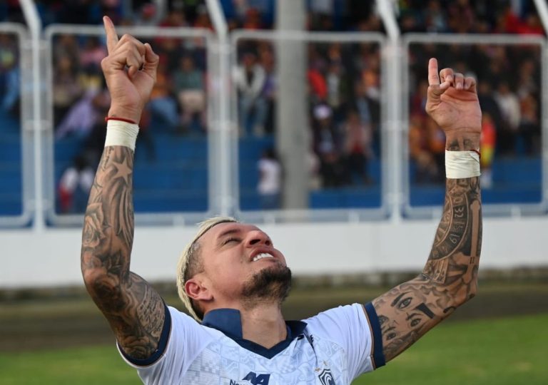 (VIDEO) DE VOLEA: GOLAZO de Carlos Garcés en el fútbol peruano