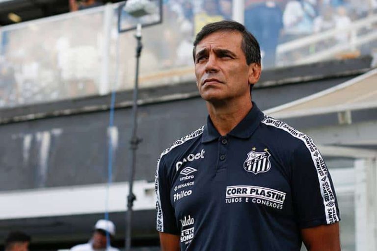 FIFA sancionó a Santos por deuda con Fabián Bustos