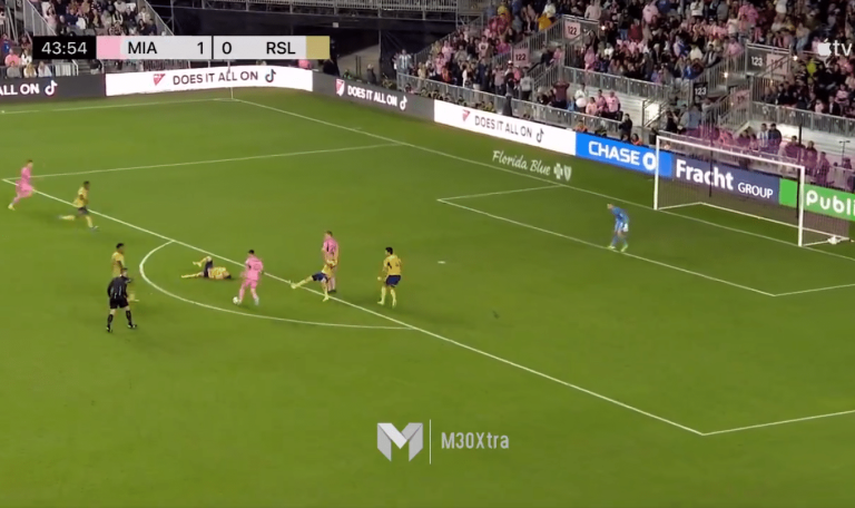 (VIDEO) DE OTRO PLANETA: La gambeta VIRAL de Messi a un rival en el piso
