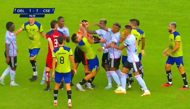 (VIDEO) Golpes y empujones en el amistoso entre Delfín y Emelec
