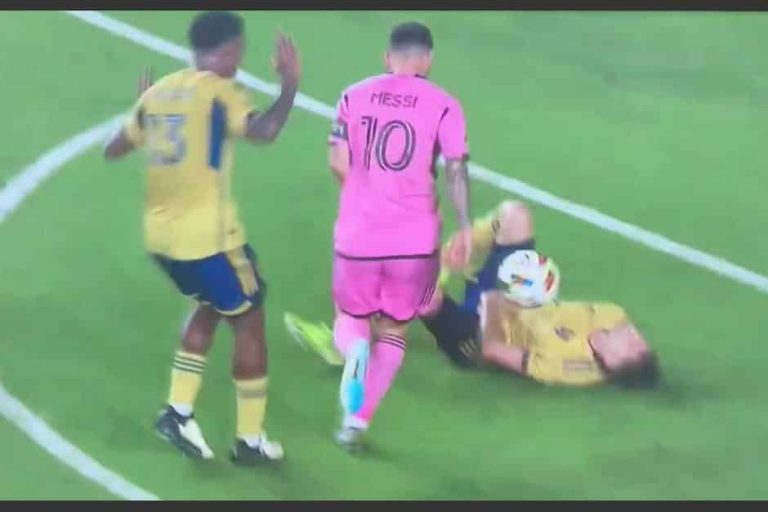 (VIDEO) ¡El regate imposible! Messi le hace “sombrerito” a un jugador tendido en el césped