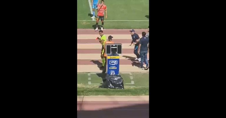 (VIDEO) EXPLOTÓ CÉLICO: La reacción del DT al árbitro por anular un penal luego de revisar el VAR