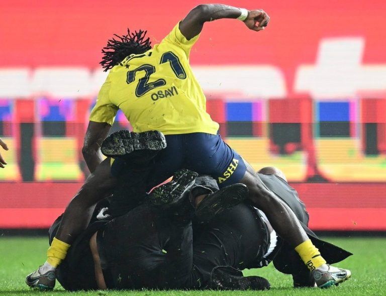 (VIDEO) Hinchas del Trabzonspor atacaron a los jugadores del Fenerbahçe y ellos se defendieron