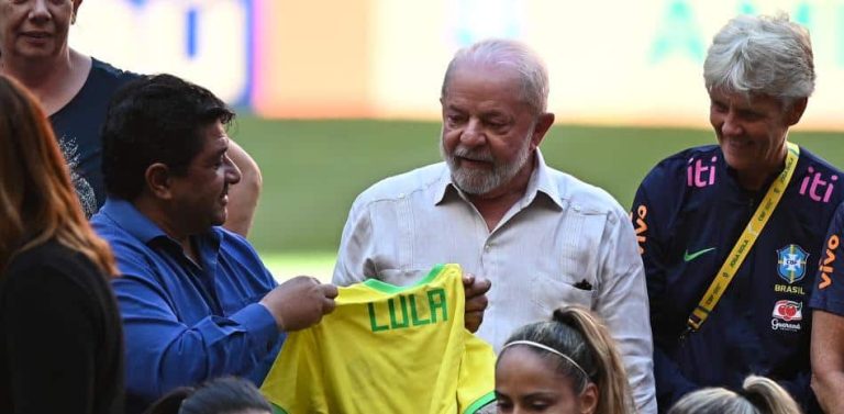 Lula vuelve a condenar los insultos racistas que sufre Vinicius