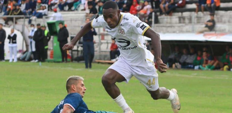 (VIDEO) Trágica muerte de un futbolista de 24 años que se desplomó en un entrenamiento