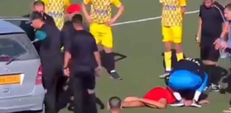 (VIDEO) Tragedia en Argelia: fallece un jugador de 17 años tras una grave patada en un partido
