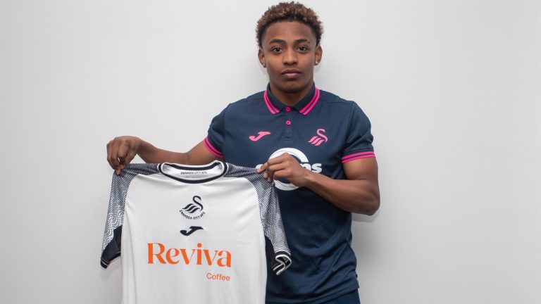 Joven ecuatoriano firmó su primer contrato como profesional con el Swansea City