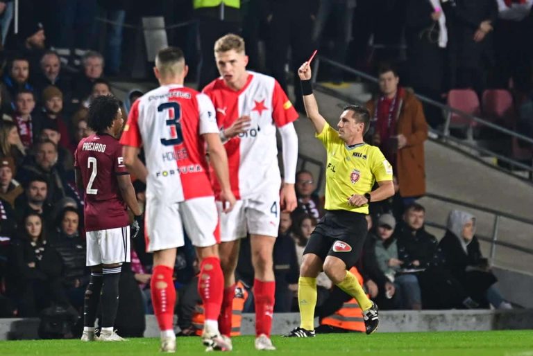 Angelo Preciado fue expulsado en el derby de Praga