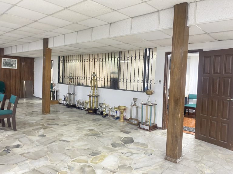 (FOTOS) Los trofeos de El Nacional POR EL PISO, literalmente…