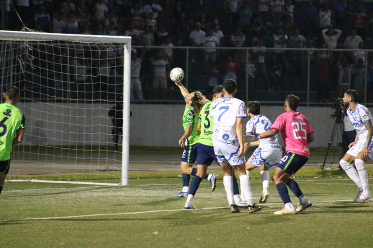 (VIDEO) PENAL Y ROJA: La insólita acción de Alejandro Frezzotti en el fútbol de El Salvador