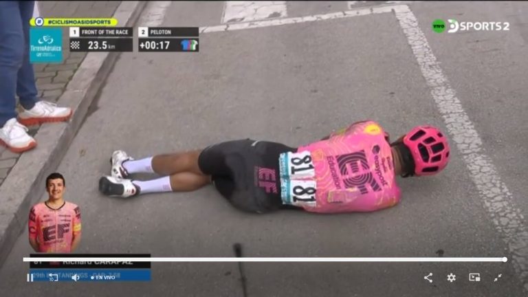 #NTF (VIDEO) Dura caída de Richard Carapaz en la última etapa del Tirreno Adriático