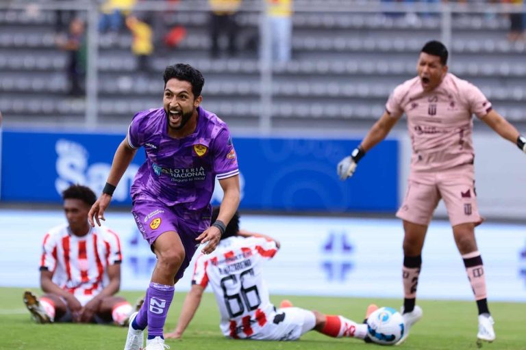 (FOTO) ¡Qué galán! El posteo viral del goleador de Aucas