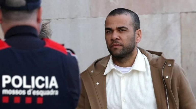 (VIDEO) Increpan a Dani Alves fuera de prisión: “En Brasil te matan rápido”