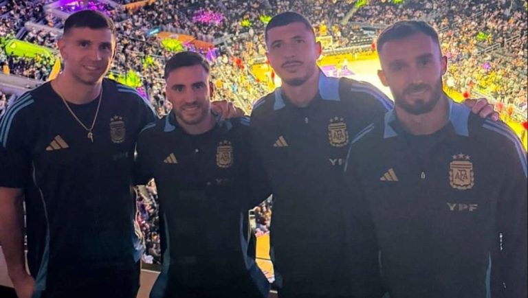 (VIDEO) DURANTE SU MOMENTO LIBRE: La Selección Argentina, presente en un partido de la NBA