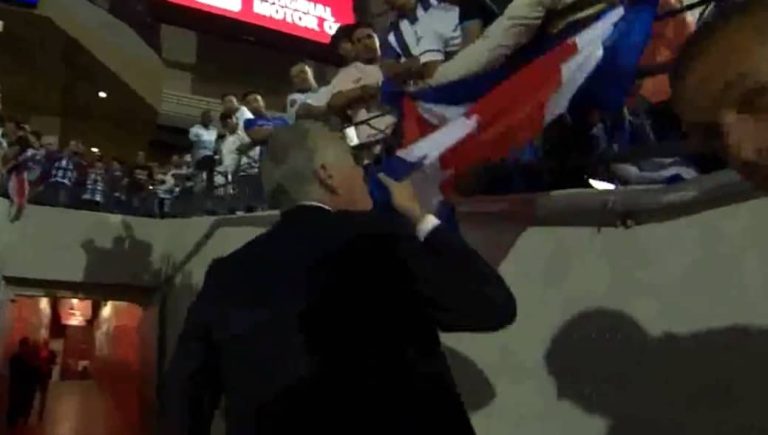 (VIDEO) Gustavo Alfaro besó la bandera de Costa Rica tras clasificarlos a la Copa América