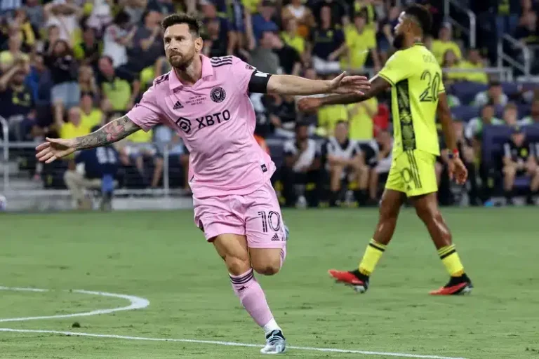 (VIDEO) A Messi le gritaron “Ronaldo”, pero él responde CON GOL