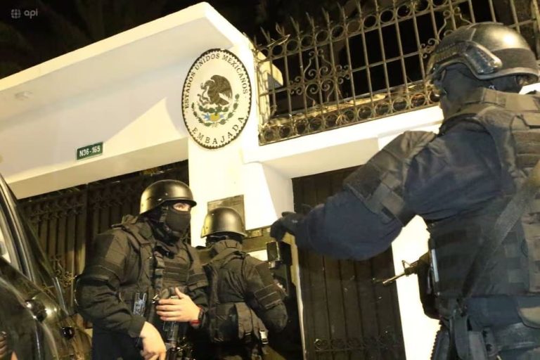 #StudioNews (VIDEO) Policía sacó a Jorge Glas de la Embajada de México en Quito