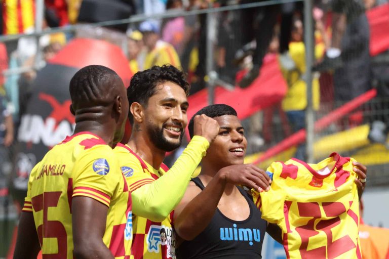 NADIE LO BAJA A ‘PAPÁ’: Aucas goleó a Cumbayá y seguirá como puntero