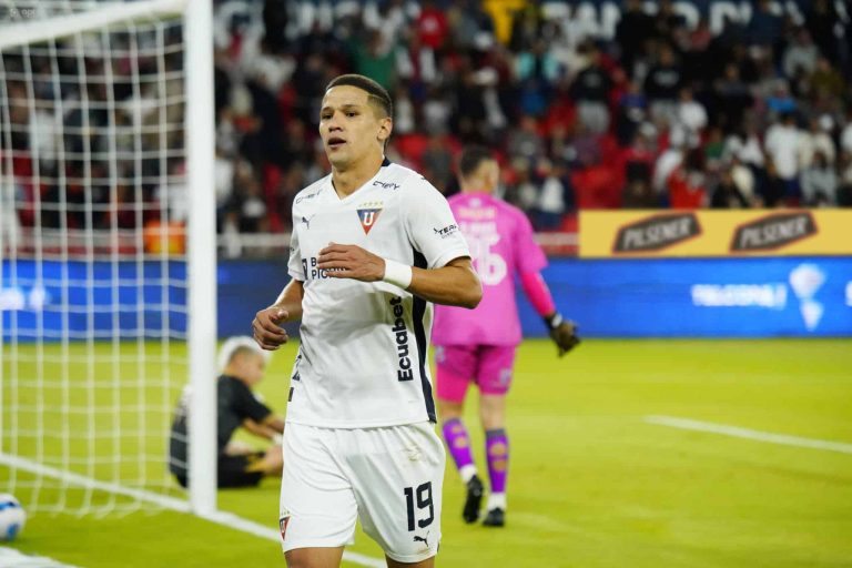 (VIDEO) SIGUE ESCALANDO: LDU derrotó a Delfín con doblete de Alex Arce