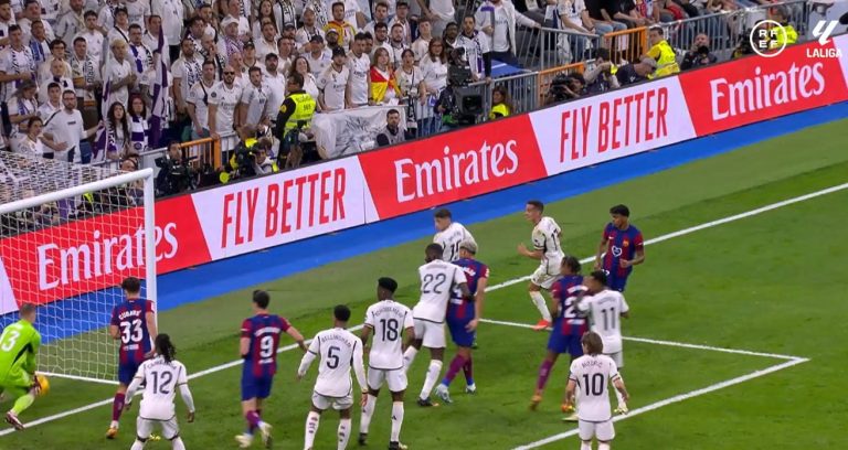 (VIDEO) “No hay evidencia de que el balón entre”: Los audios del VAR en el Clásico