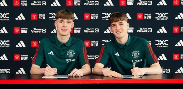 El United firma contrato profesional a dos gemelos… ¡Que son hijos de una leyenda del club!
