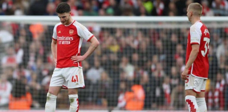 Dura caída del Arsenal y cede el liderato al City en la Premier League