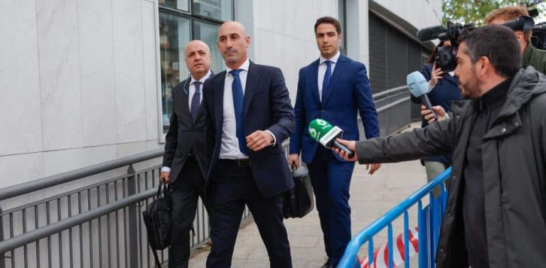 Rubiales tendrá que comparecer una vez al mes ante la jueza