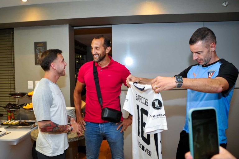 (VIDEO) Hernán Barcos visitó la concentración de LDU