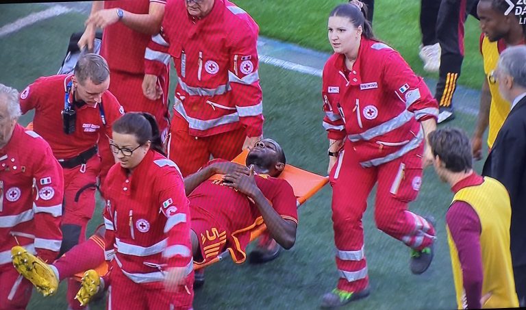 (VIDEO) Jugador salió con fuerte dolor en el pecho: Partido entre Udinese y Roma fue suspendido