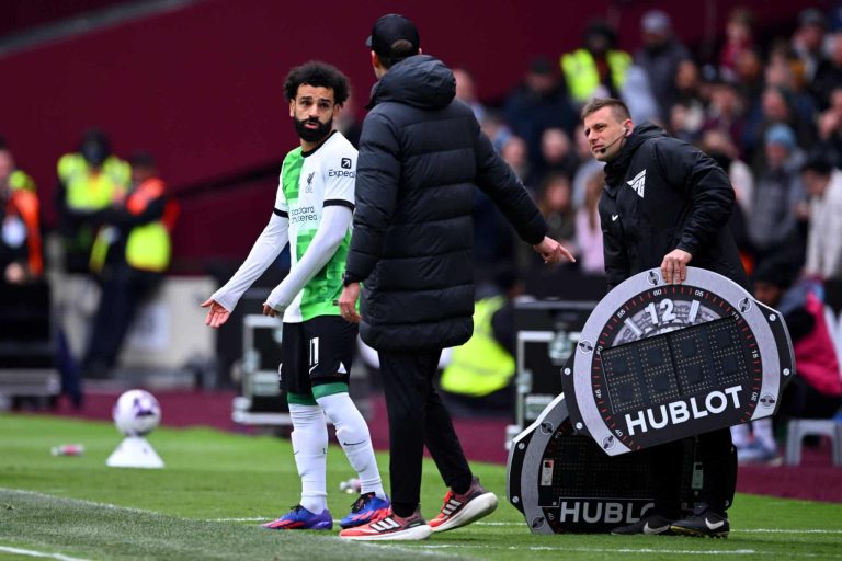 (VIDEO) Fuerte discusión entre Klopp y Salah en pleno partido